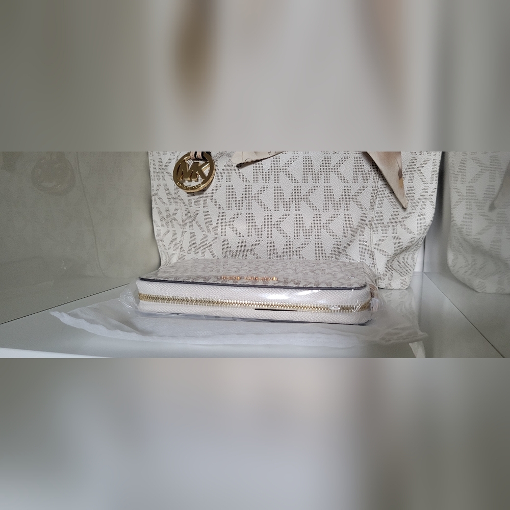 Michael Kors Beige and Gold Wallet - Picture 4 of 8